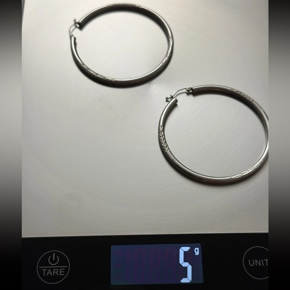 14K WG diamond etched hoops
Inner diameter 49.3mm or 2”
SOLID white gold - Picture 5 of 9